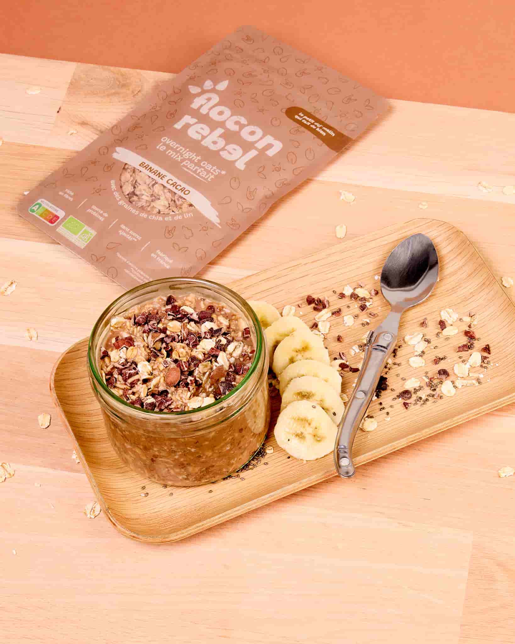 Overnight oats porridge rapide à préparer petit déjeuner équilibré facile sans sucre ajoutées protéiné avec banane et cacao