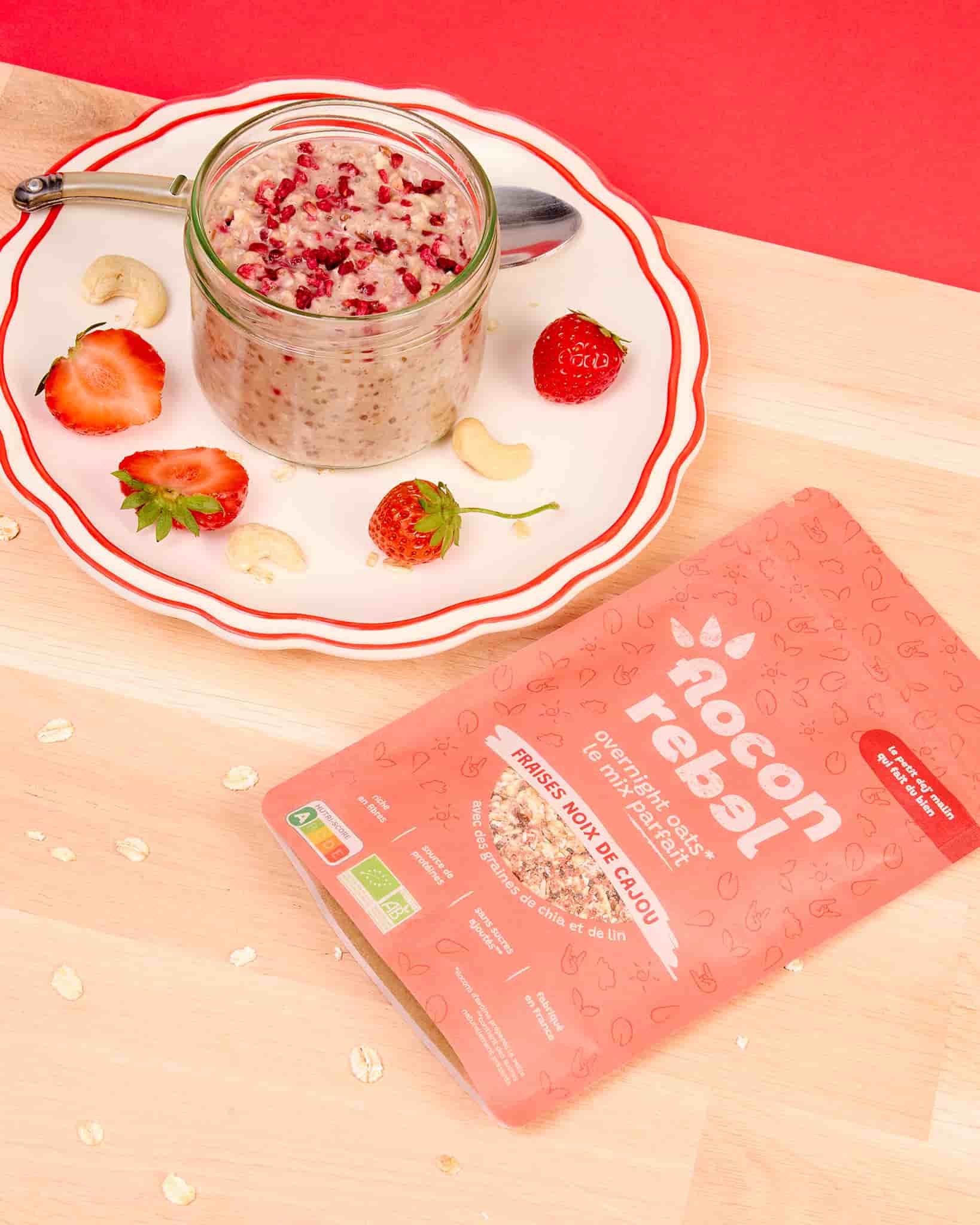 Overnight oats porridge rapide à préparer petit déjeuner équilibré facile sans sucre ajoutées protéiné avec fraises et noix de cajou