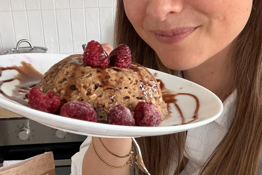 bowl cake sur une assiette avec des framboises et sirop de cacao