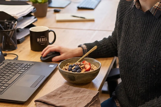 manger un bol de cereales au bureau