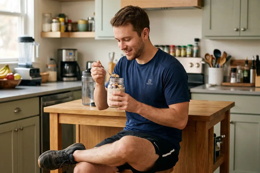 homme en train de manger d'overnight oats