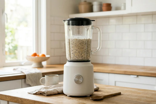 Overnight oats dans un mixeur dans une cuisine