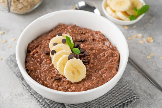 Bol overnight oats cacao et bananes en rondelles sur le dessus