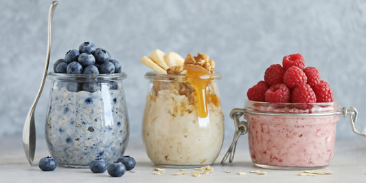 3 pots de overnight oats qui représentent le drapeau français avec les couleurs des fruits : bleu : myrtille, blanc : banane et miel, rouge : framboises