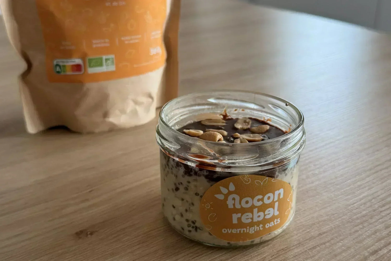 Pot overnight oats Flocon Rebel cacahuète version Snickers healthy sur table cuisine