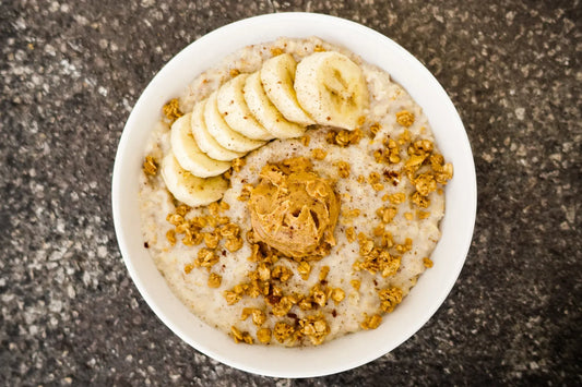overnight oat vu du dessus avec de la banane et du beurre de cacahuète