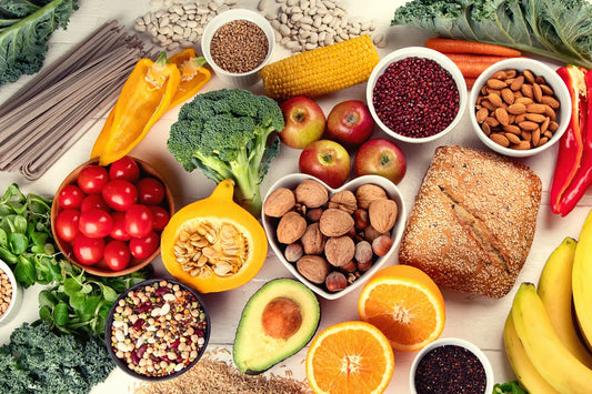 Table remplie de fruits, légumes, sources de fibres